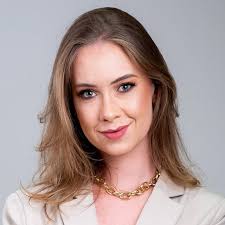 Retrato de Karina Benhossi, palestrante com curadoria do Inspire-se
